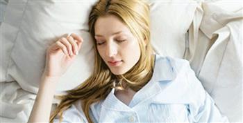 4 نصائح للعناية بالشعر قبل النوم 