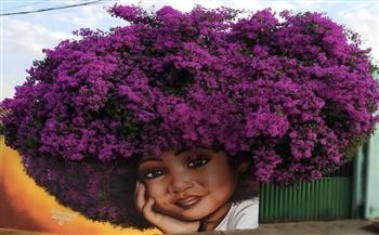 بالصور .. فنان الشارع يدمج النباتات المزهرة في رسوم الجداريات