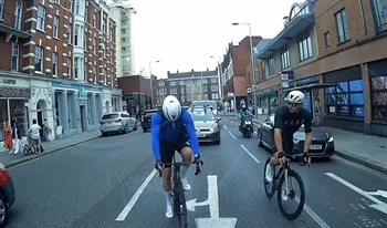 لقطة طريفة  لاصطدام راكب دراجة  بالزجاج الخلفى لسيارة متوقفة فى أكبر شوارع إنجلترا.. فيديو