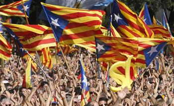 إسبانيا: انصار انفصال كتالونيا ينظمون مسيرة