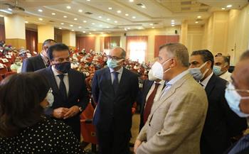وزير التعليم العالي ورئيس جامعة عين شمس يتفقدان مراكز تطعيم كورونا