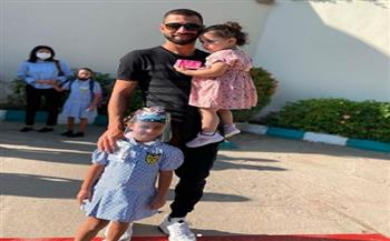 قبل تدريبات الأهلي.. عمرو السولية يحتفل ببدء الدراسة مع ابنتيه"شاهد"