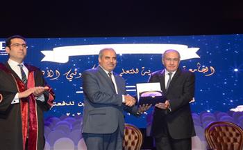 الجامعة المصرية للتعلم الإلكتروني تكرم رئيس جامعة الأزهر