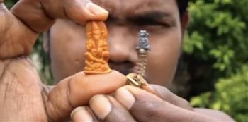 فنان هندي يصنع منحوتات مصغرة للإله غانيشا من نفايات الكربون (فيديو)