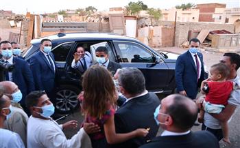 الرئيس السيسى يتبادل التحيّة مع المواطنين بالرويسات فى شرم الشيخ (صور)
