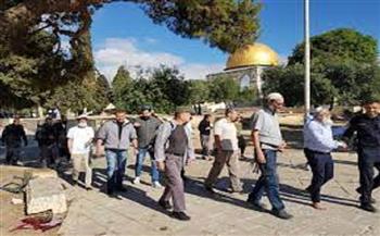 أكثر من مئة مستوطن يقتحمون باحات المسجد الأقصى تحت حماية الشرطة الإسرائيلية