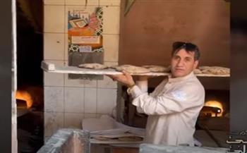 منى الشاذلى تعرض فيديو لأحمد شيبة وهو يخبز فى فرن بلدى (فيديو)