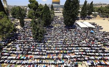 الآلاف يؤدون صلاة الجمعة في رحاب المسجد الأقصى