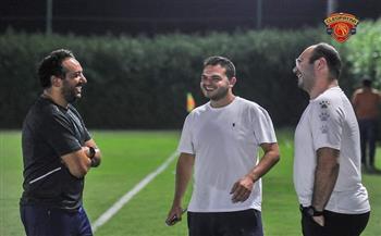 طارق أبو العينين يعقد جلسة تحفيزية مع لاعبي «سيراميكا» بمعسكر شرم الشيخ 