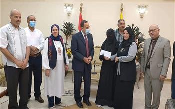 محافظ شمال سيناء يوزع الدفعة الأولى من تعويضات أسر الشهداء والمصابين