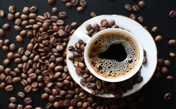 طبيب يوضح لماذا لا يجب أن تبدأ يومك بـ«فنجان القهوة»؟