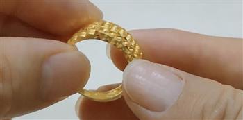 خاتم ذهبي يحتوى على عداد أرقام يباع في ماليزيا