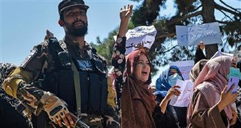 أفغانيات يتظاهرن أمام مقر وزارة شؤون المرأة التي أغلقتها طالبان