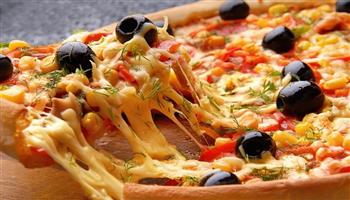  صحية ولذيذة.. طريقة عمل البيتزا بالفراخ وصلصلة الفول السوداني 