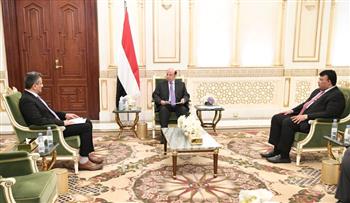الرئيس اليمنى يتابع جهود إعادة الكهرباء لمدينة عدن