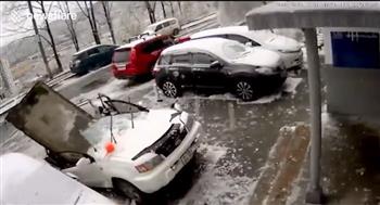 سيارة تتعرض لحادث مروع رغم توقفها.. فيديو