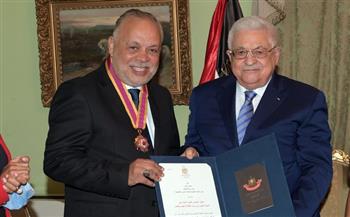 «أبو مازن» يُقلّد أشرف زكي أعلى وسام ثقافي في فلسطين