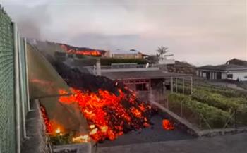 لقطات مروّعة لمنزل تبتلعه حمم بركانية في جزر الكناري (فيديو)