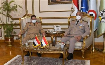 وزير الدفاع يلتقي نظيره اليمني ويبحثان نقل الخبرات والتعاون العسكري (صور)