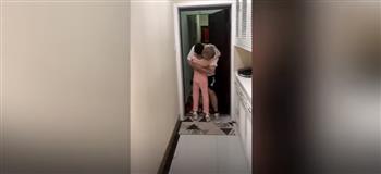 طفلة صينية تبكى بدموع الفرح بعد عودة والدها الغائب (فيديو)