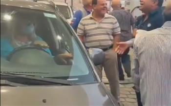 لبناني يتنكر في ملابس سيدة للحصول على البنزين ورد فعل غير متوقع للمارة (فيديو)