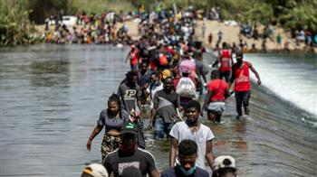 زعيم أغلبية الشيوخ يحث بايدن على التوقف عن طرد المهاجرين الهايتيين