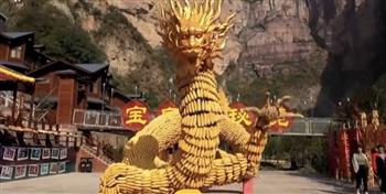 لجذب السياح.. تمثال عملاق للتنين الذهبي من الذرة الأصفر