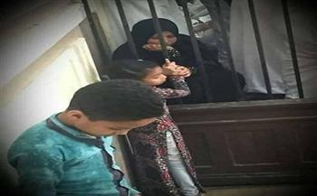 إحدى الغارمات.. صورة أم فى قفص المحكمة أمام طفليها تشعل فيسبوك