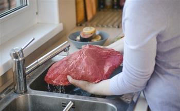 أخصائي تغذية تكشف مفاجأة عن غسيل اللحوم بالمياه 