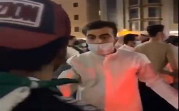 بتصرف سريع.. شاب سعودي يمنع هروب مشتبه به من داخل سيارة شرطة (فيديو)