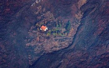نقطة ضوء وسط الحرائق.. منزل ينجو بأعجوبة من بركان مدمر في جزر الكناري (فيديو)