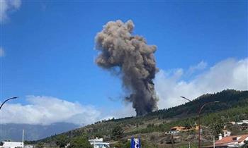 إلغاء رحلات الطيران من وإلى مطار جزيرة "لابالما" الإسبانية بسبب سحابة رماد بركاني