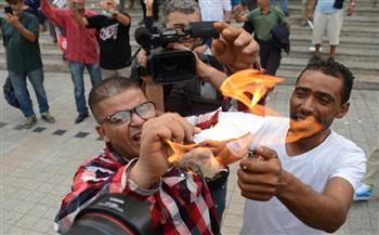 تونس: بدء التحقيق في حادث تمزيق نسخة من الدستور وحرقها خلال وقفة احتجاجية