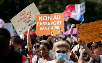 مظاهرات في شوارع باريس احتجاجًا على إلزامية التطعيم للعاملين في القطاع الصحى