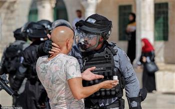 الاحتلال الإسرائيلي يعتقل شابًا فلسطينيًا في الخليل عقب الاعتداء عليه بالضرب