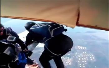  لقطات مروعة لاحتراق طائرة في الهواء وقفز الركاب بالمظلات للنجاة بحياتهم (فيديو)