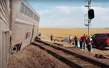 مشاهد مروعة لخروج قطار عن القضبان ومقتل ركابه (فيديو)