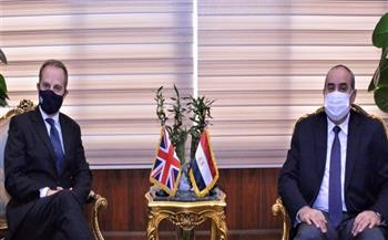 وزير الطيران يبحث مع سفير بريطانيا بالقاهرة تعزيز العلاقات الثنائية