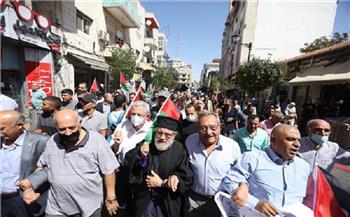مسيرة في رام الله تنديدا بجريمتي الاحتلال في القدس وجنين