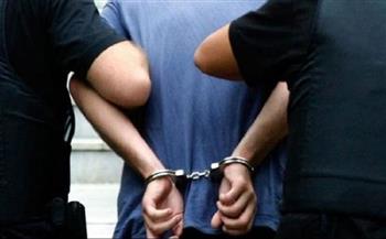 القبض على عنصر إجرامي هارب من 26 سنة سجن يتاجر بالأسلحة النارية بالجيزة