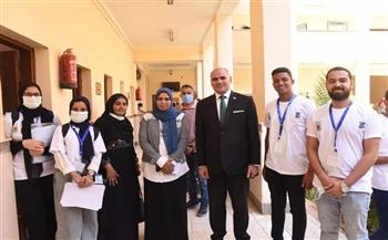 رئيس جامعة الأقصر يتابع إجراءات توقيع الكشف الطبي للطلاب الجدد