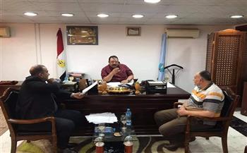 رئيس مدينة سفاجا يعقد اجتماعًا مع رئيس الإدارة المركزية للميناء
