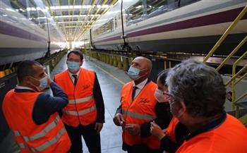 وزير النقل يتفقد مصانع «تالجو» الإسبانية لإنتاج القطارات (صور)