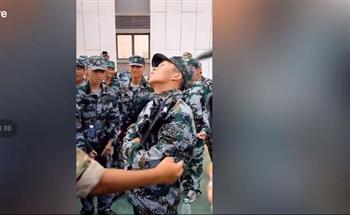 على طريقة إسماعيل يس فى الجيش.. صينى يغفو أثناء التدريبات العسكرية (فيديو) 