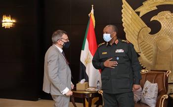 رئيس مجلس السيادة السوداني يستقبل رئيس بعثة الأمم لدعم المرحلة الانتقالية بالسودان