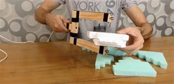 يوتيوبر يصنع آلة لتقطيع الفوم من الخشب (فيديو)