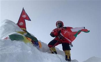 عُمانية ترفع علم السلطنة على ثامن أعلى جبل في العالم