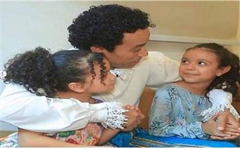 الفيديو باظ.. سامح حسين يستمتع بوقته مع ابنته