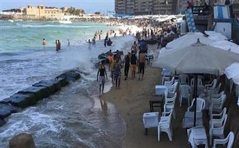 هدوء حذر ومتابعة لحظية لارتفاع موج البحر على شواطئ الإسكندرية
