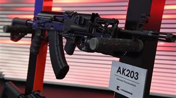 روسيا تعلن نيتها السماح للهند إنتاج بندقيات "كلاشينكوف إيه كيه-203" محليا